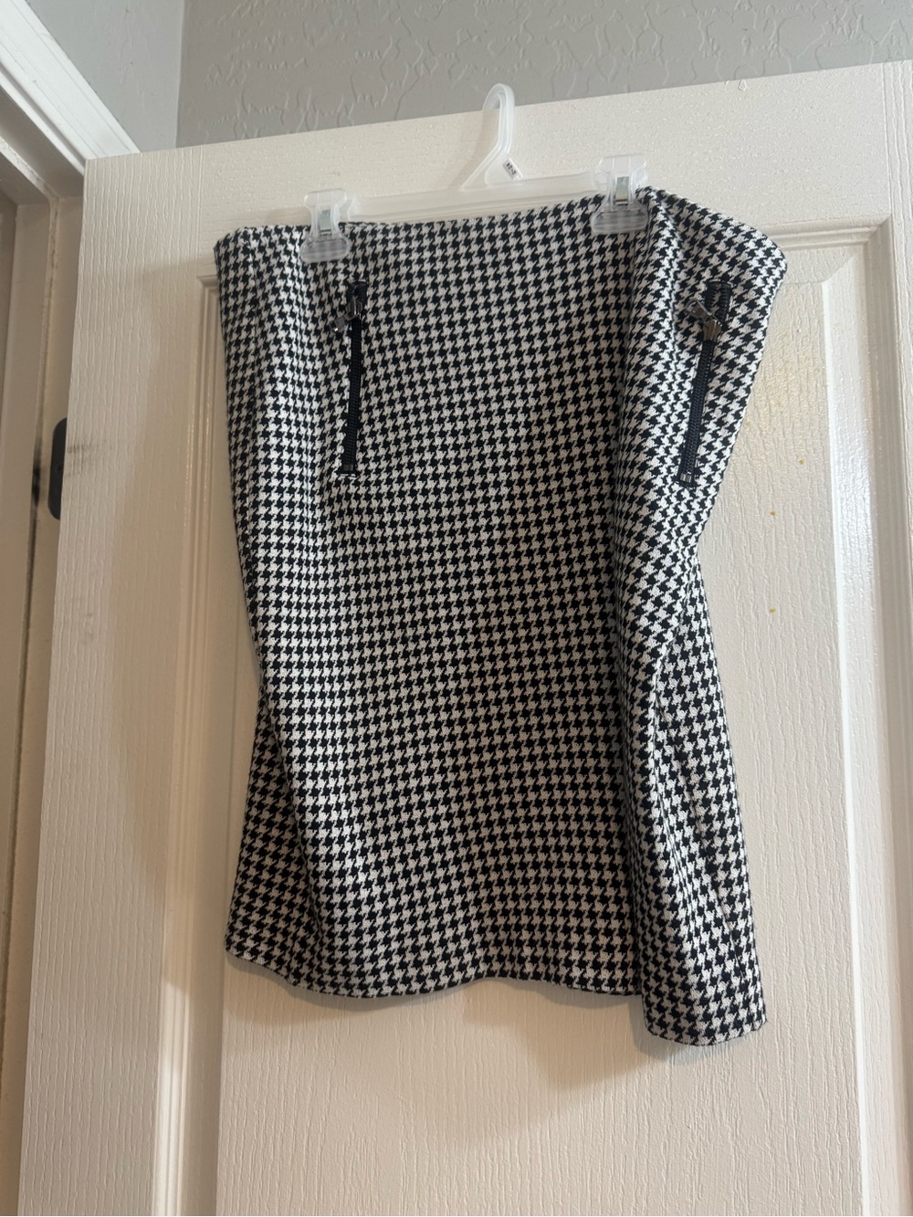 Karen Kane Black and White Houndstooth Knit Mini Skirt